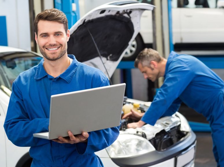 zwei Mechaniker, die die Reparatur und Wartung durchführen bei TOP Markenspezialist Autohaus Josef Fischer, Spezialist für Renault und Dacia in Umgebung Landshut-Altdorf, Moosburg, Freising, Vilsbiburg, Dingolfing, Erding, Mainburg, Rottenburg