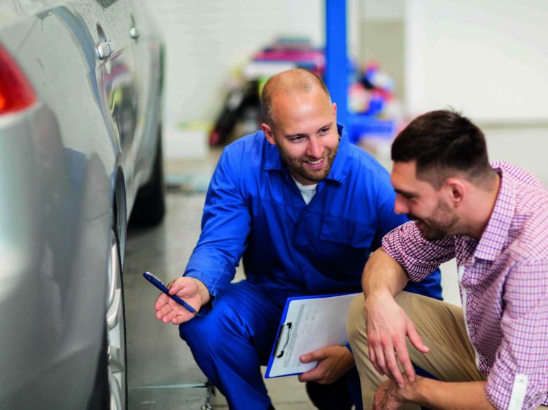 Mechaniker und Kunden besprechen Herstellergarantie beibehalten bei TOP Markenspezialist Autohaus Josef Fischer. Spezialist für Renault und Dacia