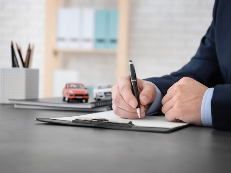 Kunde von Autohaus Josef Fischer TOP Markenspezialist für Renault und Dacia unterzeichnet eine Neuwagen-Vollmacht.